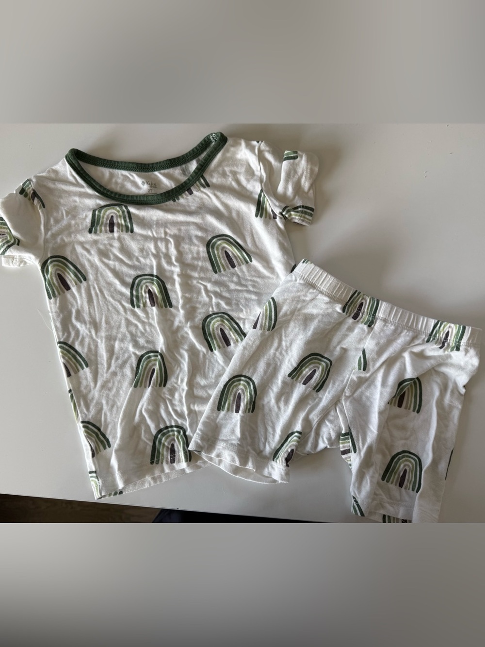 Kyte Baby 2T Kids Short Sleeve Pajama Set with Green Rainbow Print - 2T